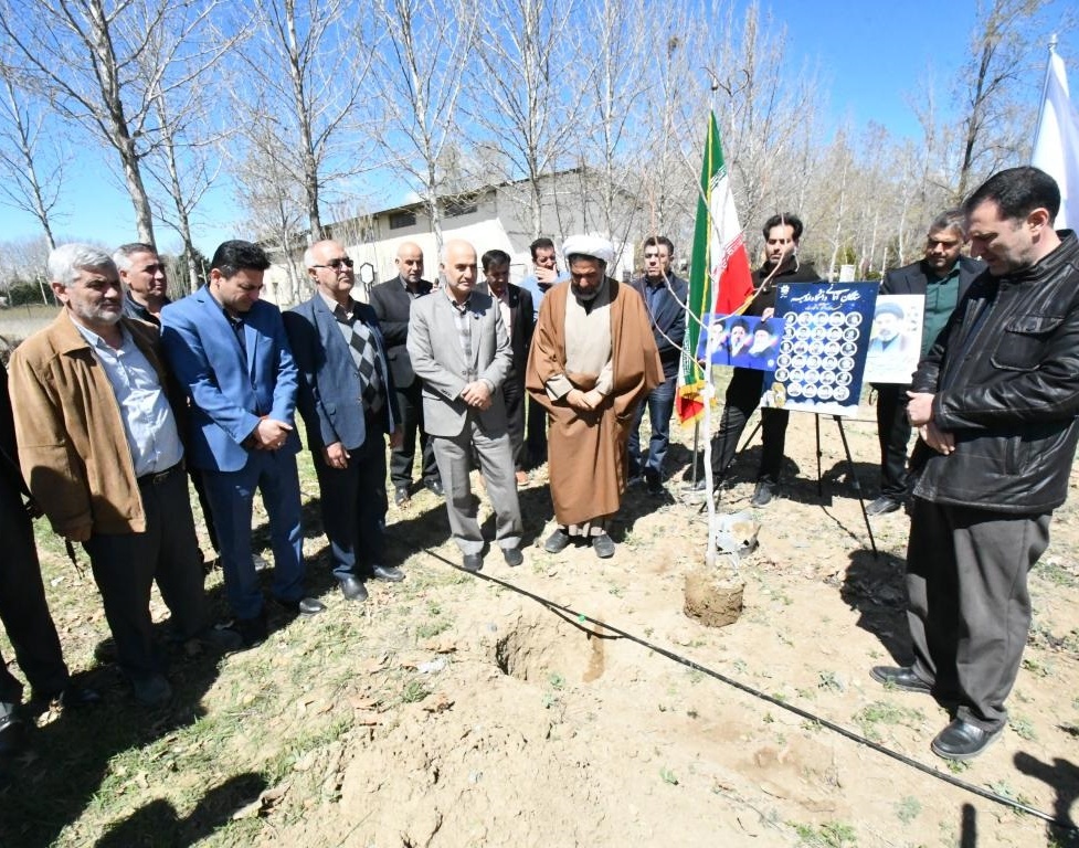 غرس نهال در محوطه دانشگاه به یاد شهدای جنگ رمضان
