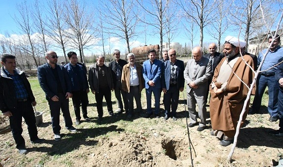 غرس نهال در محوطه دانشگاه به یاد شهدای جنگ رمضان