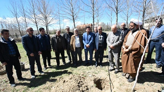 غرس نهال در محوطه دانشگاه به یاد شهدای جنگ رمضان