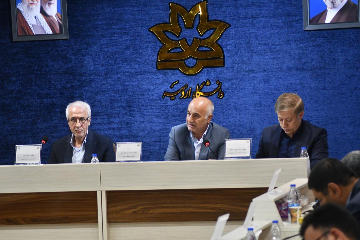 دکتر رضازاد در کارگروه آموزش عالی استان آذربایجان غربی تأکید کرد: ضرورت حرکت به سوی دانشگاه‌های «مسئله‌محور» و اصلاح رشته‌های تحصیلی بر اساس نیاز بازار کار